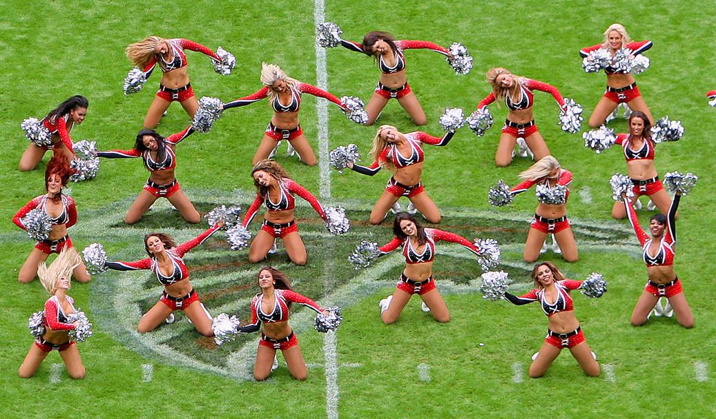 Londra: la performance delle Cheerleaders durante il match di NFL tra Detroit Lions e Atlanta Falcons, al Wembley Stadium (Getty Images)
